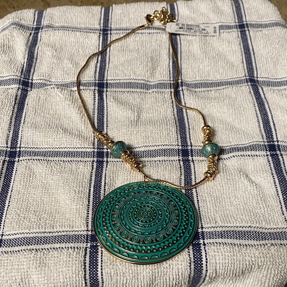 Elegant Gold and Turquoise Pendant Necklace